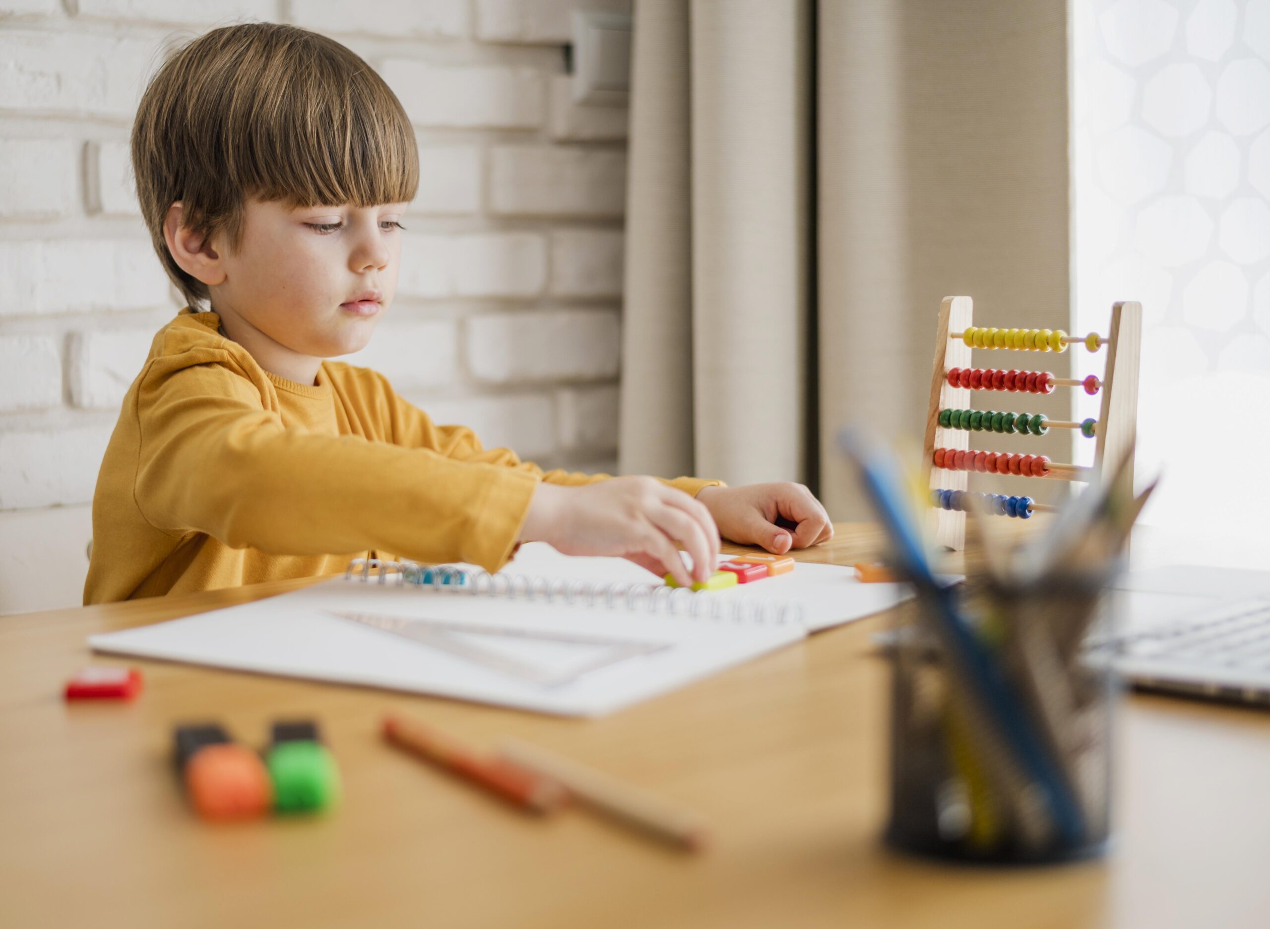 aprendizaje-infantil Niño jugando con cuentas educativas.