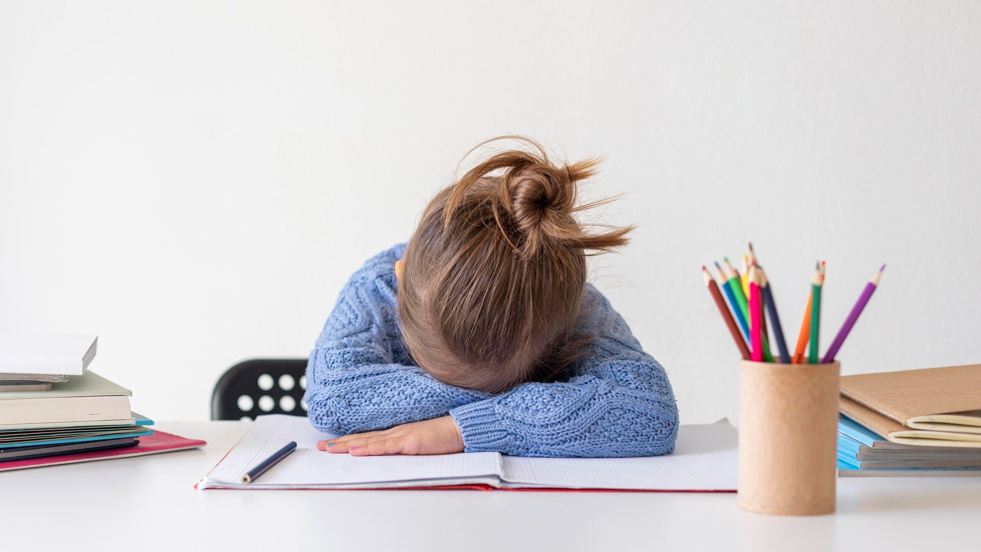 tdah-infantil Niña cansada sobre su escritorio.